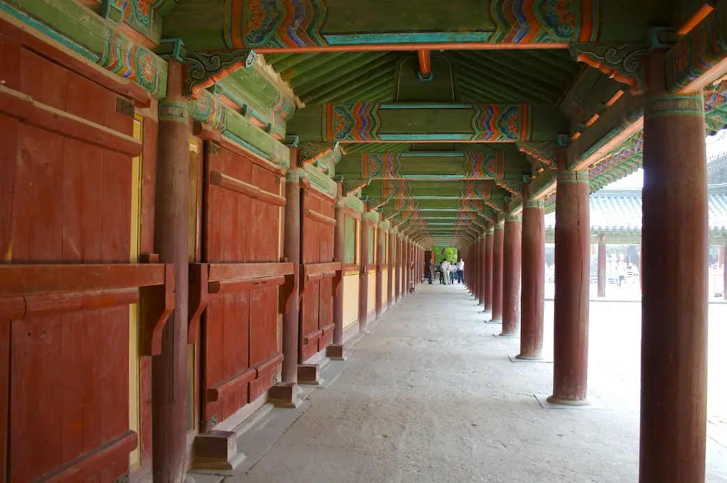 ทางเดินมีหลังคาที่เชื่อมอาคารในวัดพุลกุกซา (ภาพทางเดินไม้สีแดง)