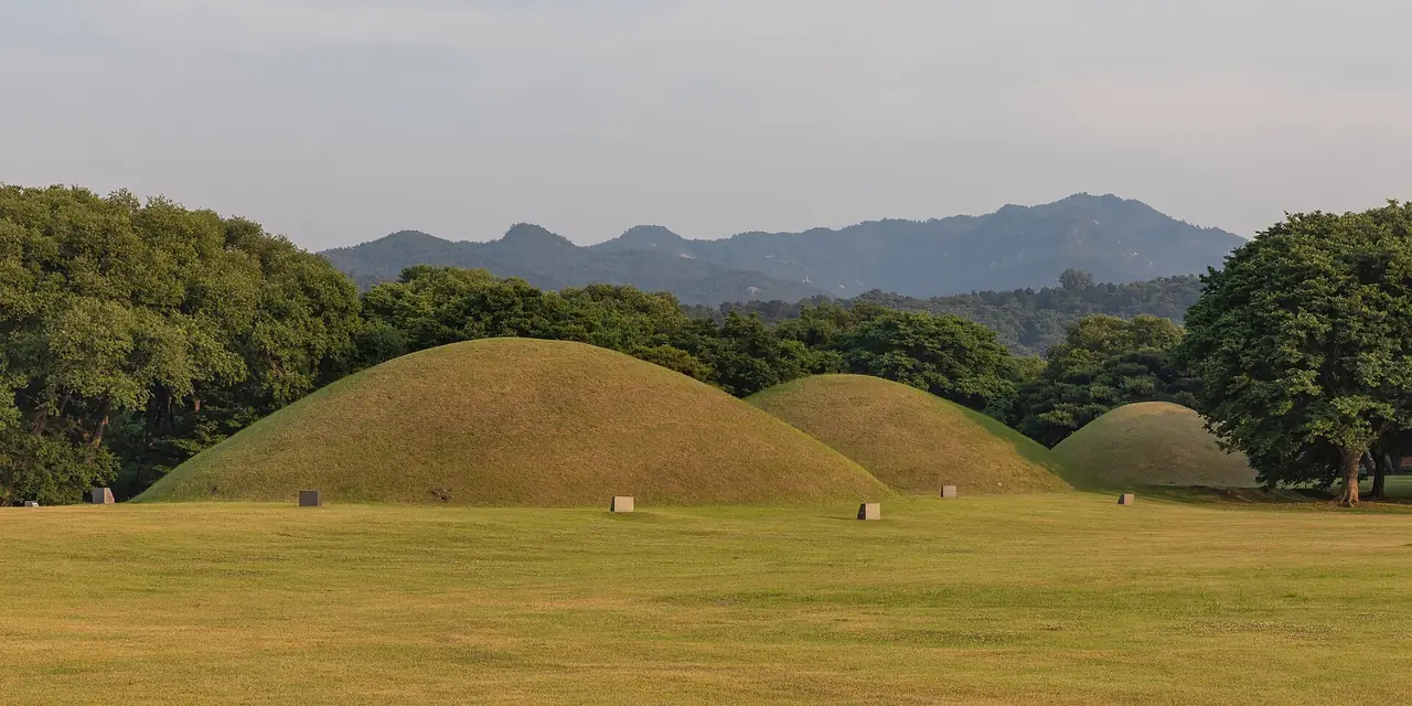เนินสุสานในกลุ่มแทรึงวอนที่อยู่ในตัวเมือง (ภาพเนินหญ้าและภูเขาไกล ๆ)