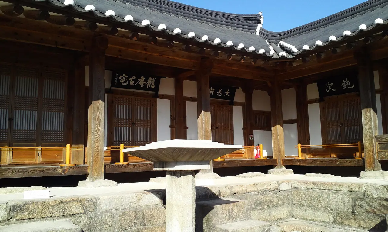 เรือนฮานกในหมู่บ้านคโยชน ย่านเมืองเก่า (ภาพบ้านไม้ดั้งเดิมจากผู้ถ่ายบน Wikimedia Commons)
