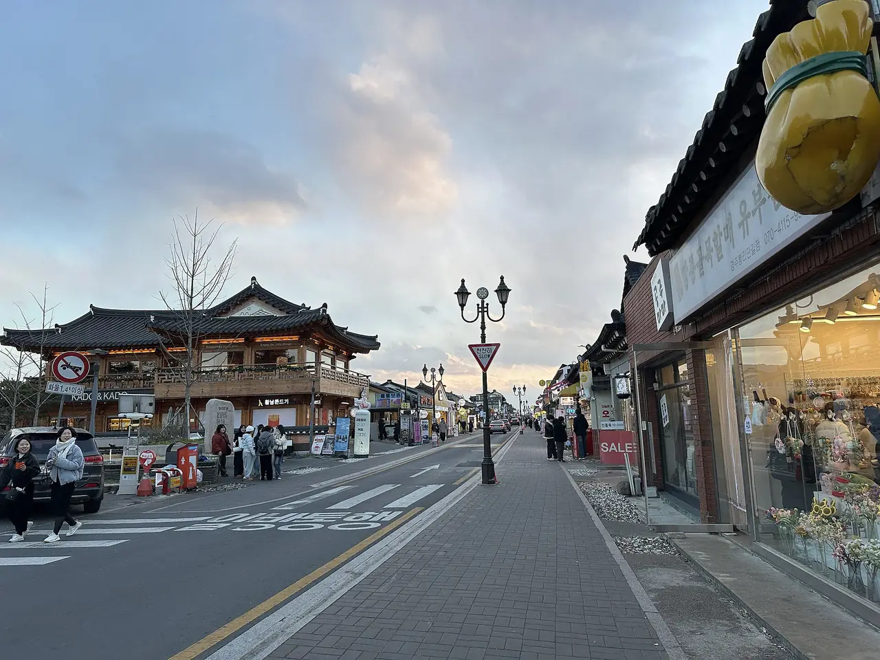 ถนนฮวางนีดันกิลในเมืองคย็องจู (ภาพถนนสองข้างทางร้านค้า)