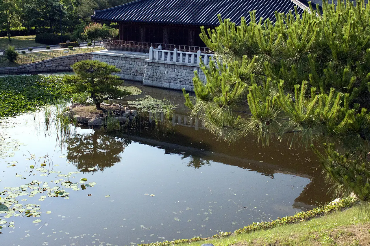 สระน้ำและศาลาในบริเวณพิพิธภัณฑ์แห่งชาติคย็องจู (ภาพบริเวณสวนด้านนอก)