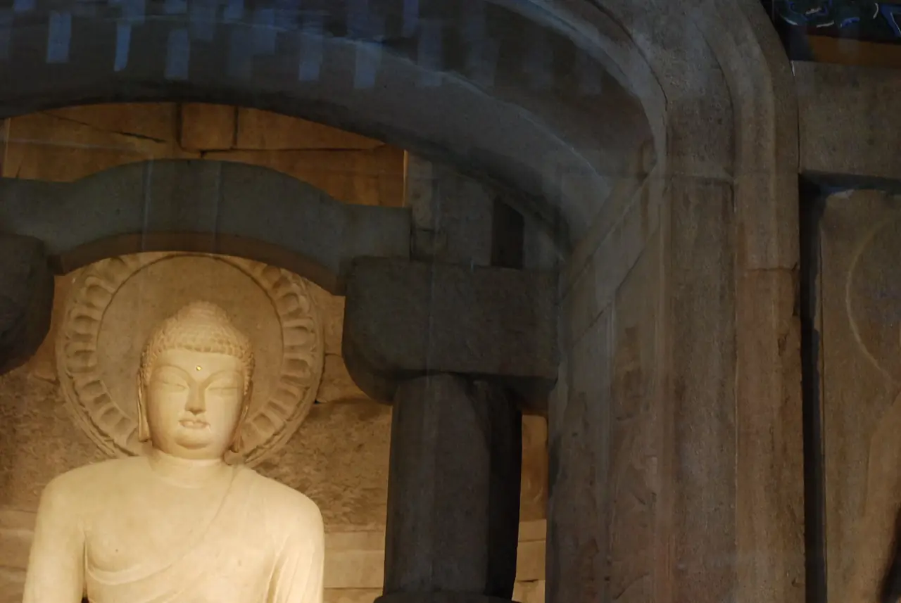 รูปพระพุทธรูปในบริเวณซ็อกกูรัม (ภาพจากผู้ถ่ายบน Wikimedia Commons ภายในจริงห้ามถ่ายภาพตามข้อมูลรอง)