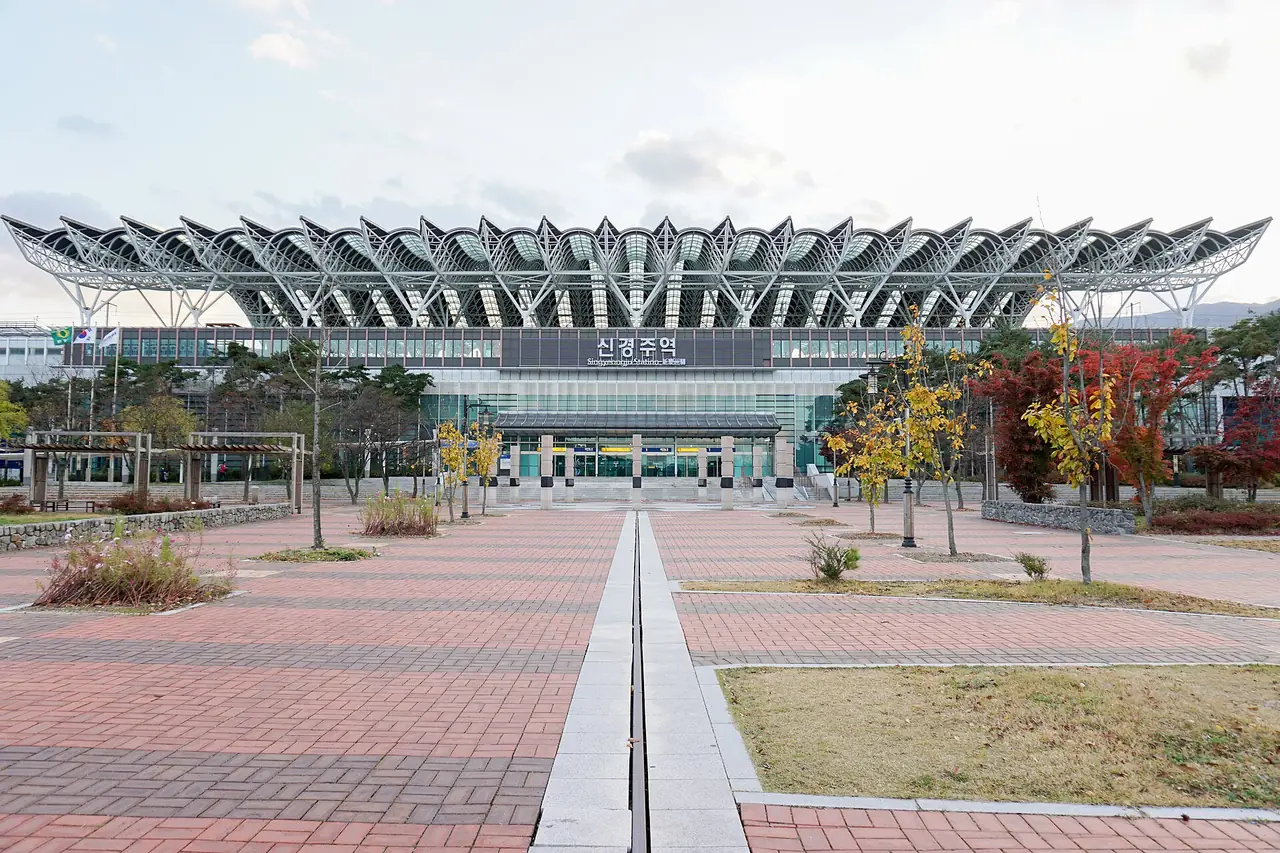 สถานี KTX คย็องจู ซึ่งเดิมเรียกซินคย็องจู อยู่นอกตัวเมือง (ภาพอาคารสถานีจากผู้ถ่ายบน Wikimedia Commons)