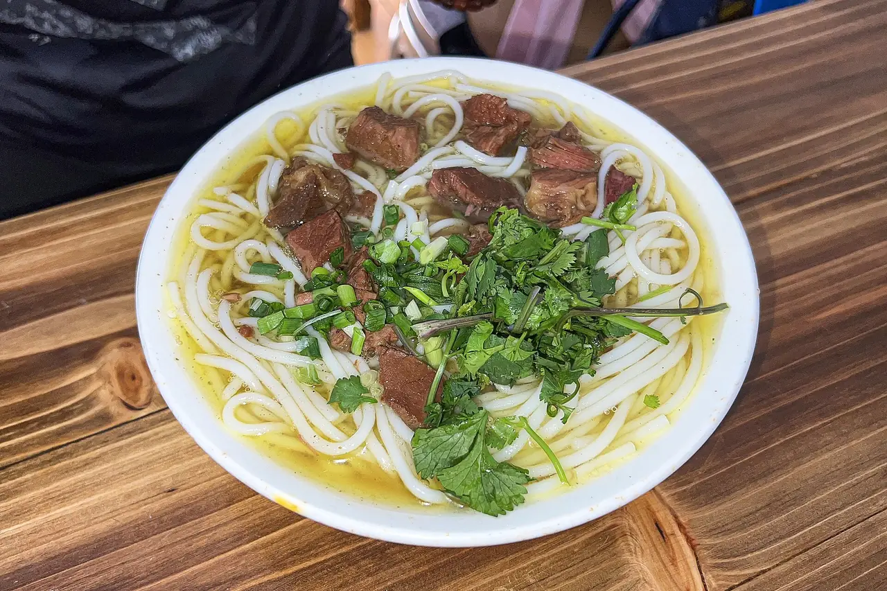บะหมี่ข้าวเนื้อชิงตุน (Qingdun) ที่อันซุ่น ภาพถ่ายโดย N509FZ
