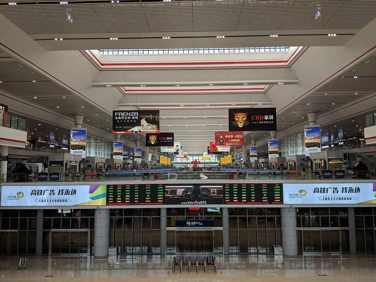ห้องโถงรอรถของสถานีกุ้ยหยางเหนือ ภาพถ่ายโดย Gmbsfd