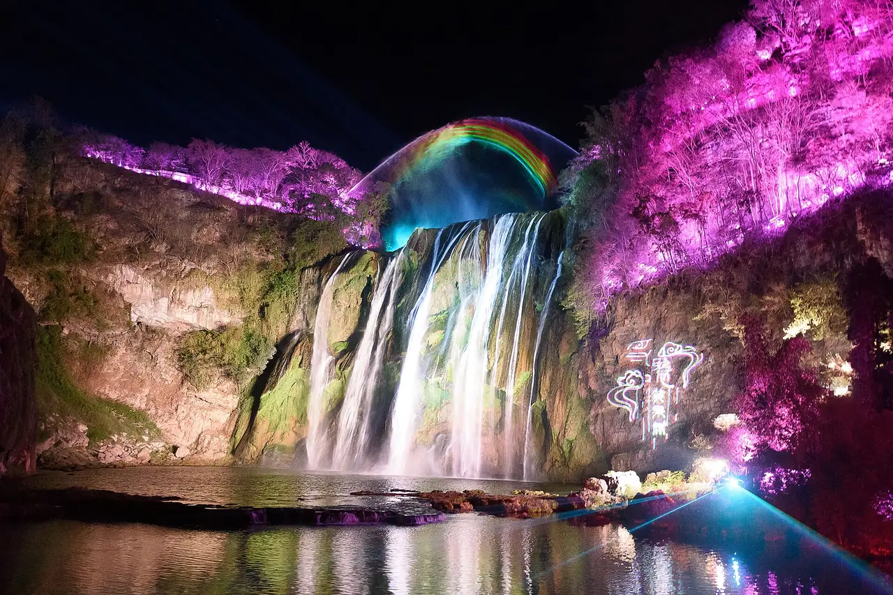 น้ำตกหวงกั่วซู่ยามค่ำในรอบทัวร์กลางคืน ภาพถ่ายโดย N509FZ