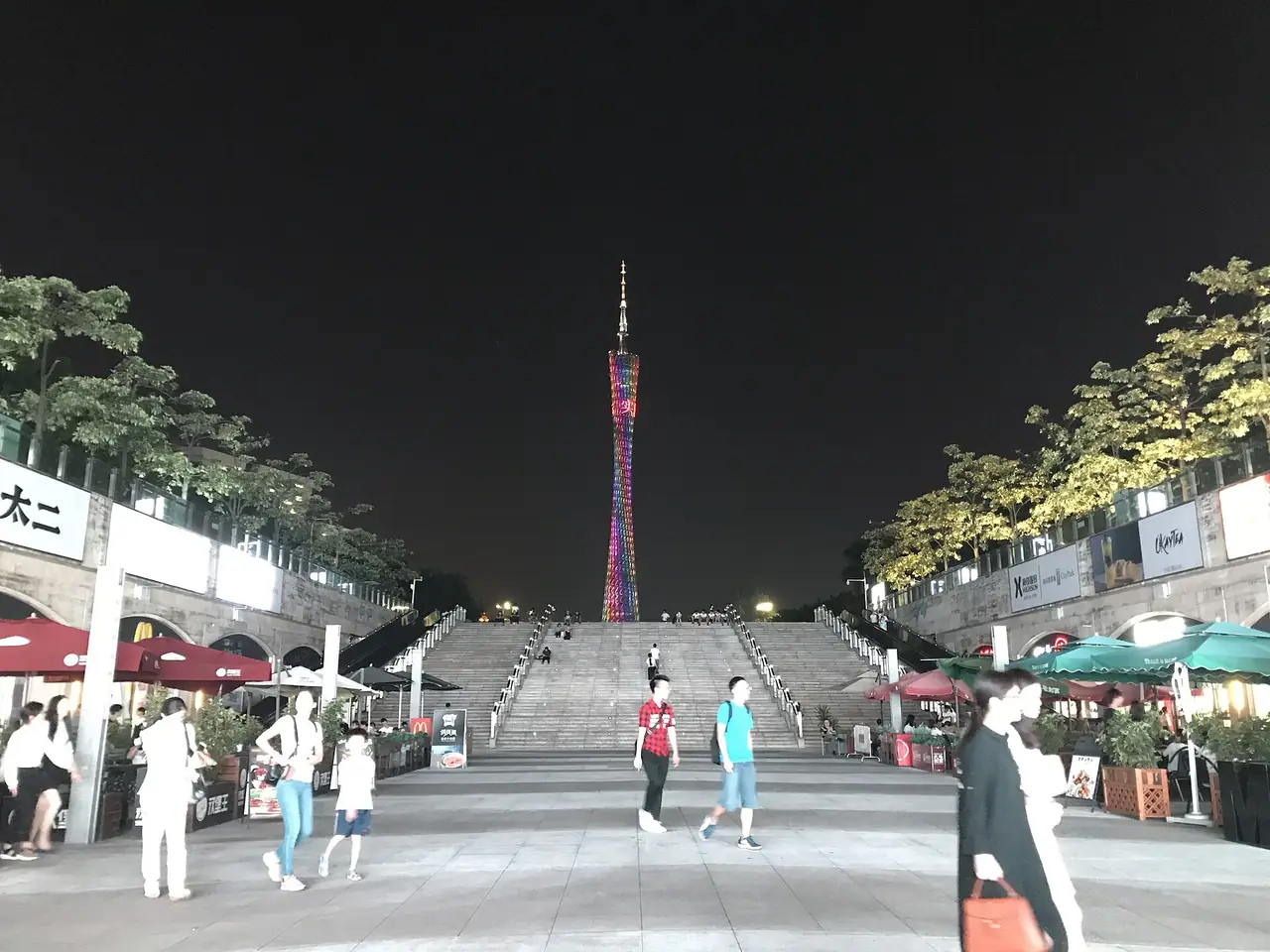 จตุรัสฮวาเฉิงและหอกวางโจวยามค่ำ ภาพถ่ายโดย そらみみ