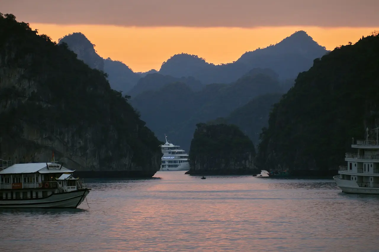 ภาพประกอบ เวียดนาม: ล่องเรืออ่าวฮาลอง: ค่าเข้า เส้นทาง วันเดียวหรือค้างคืน