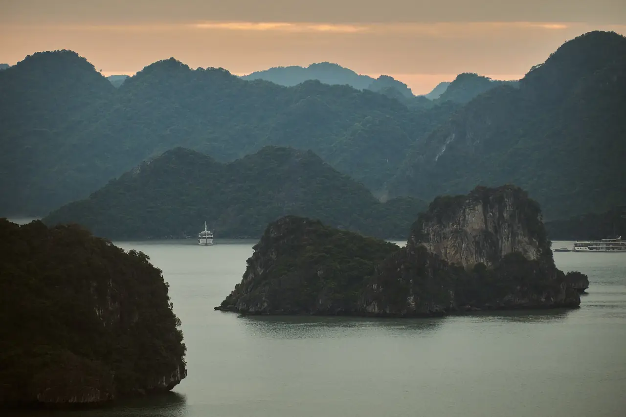 เกาะหินปูนในอ่าวฮาลองตอนพลบค่ำ