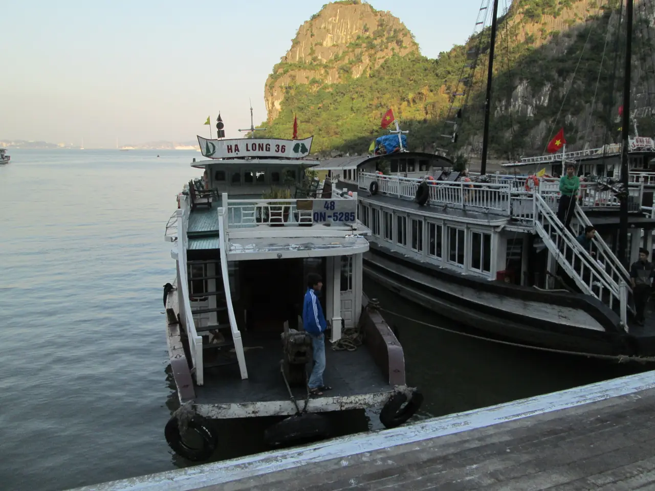 ท่าเรือขึ้นถ้ำเทียนกุง เรือท่องเที่ยวจอดเทียบ