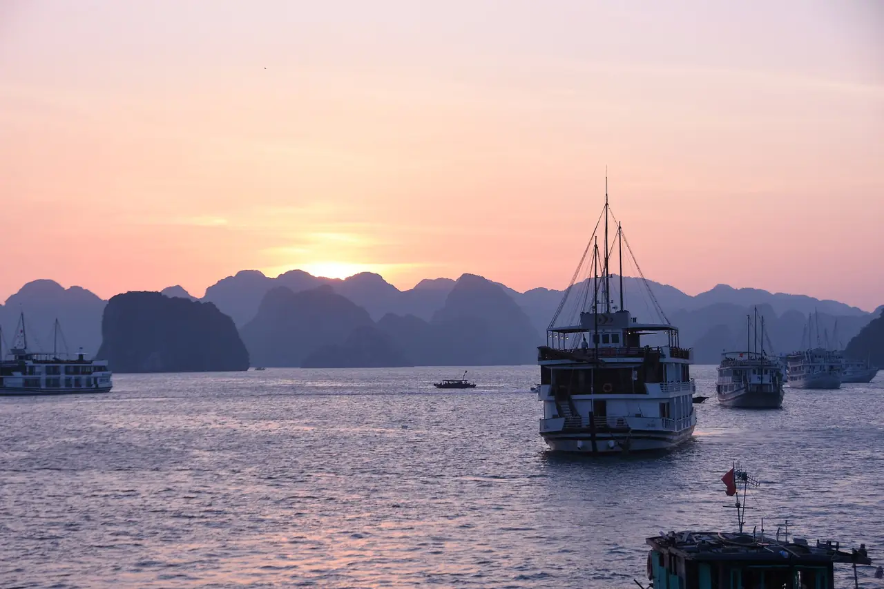 เรือท่องเที่ยวในอ่าวตอนพระอาทิตย์ตก
