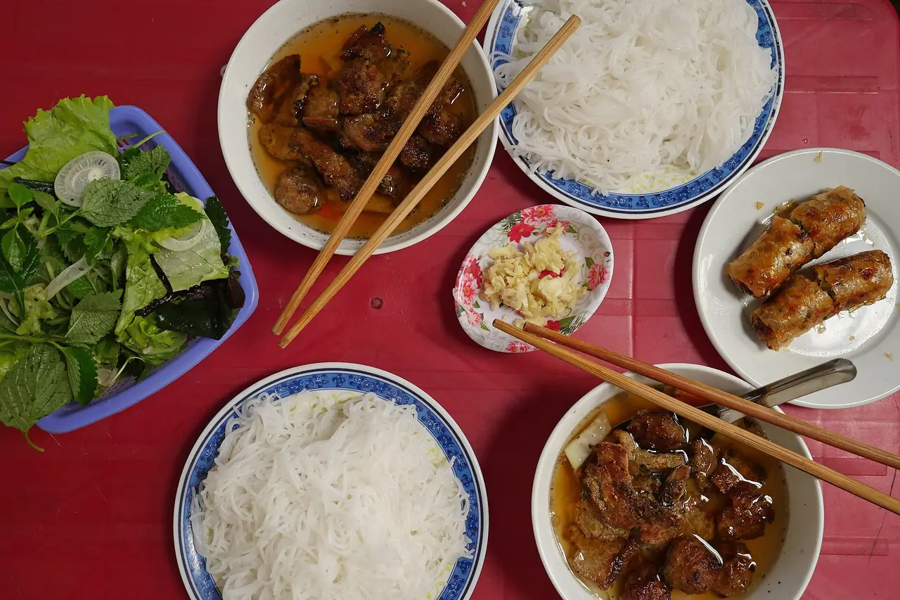 บุ๋นจ๋า หมูย่างเสิร์ฟกับเส้นขาวและเครื่องเคียง ที่ฮานอย