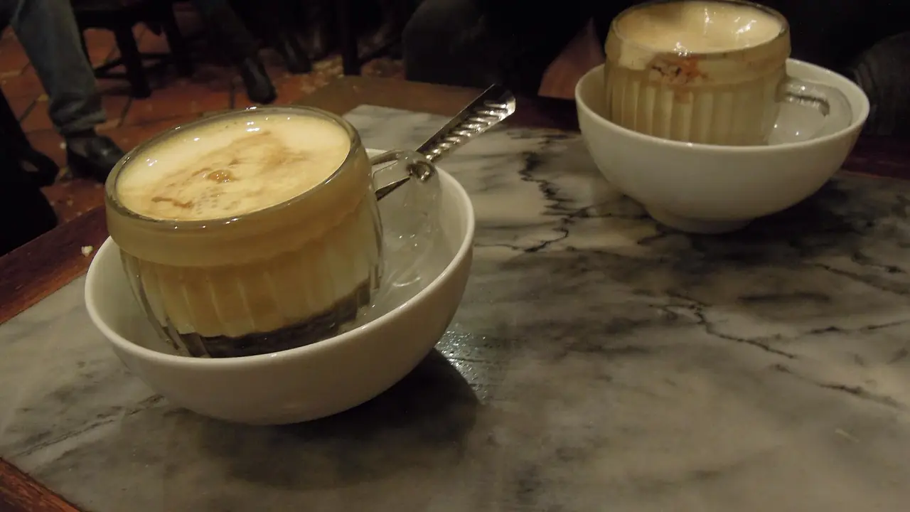 กาแฟไข่ เครื่องดื่มขึ้นชื่อของฮานอย เสิร์ฟในถ้วยเล็กจุ่มน้ำอุ่น