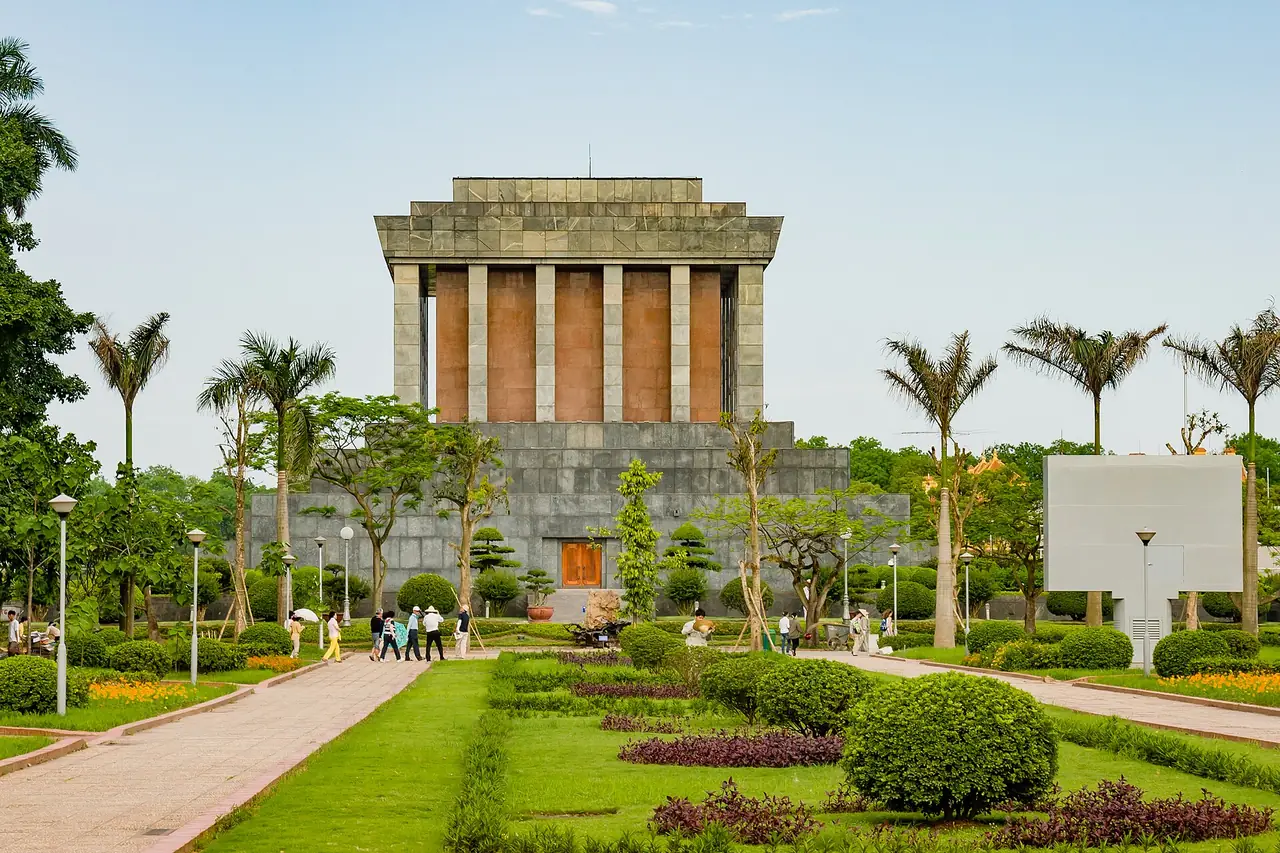 อาคารสุสานโฮจิมินห์และสวนด้านหน้าในจัตุรัสบาดิ่ง