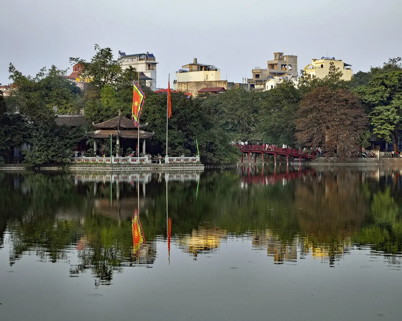 วัดหงอกเซินบนเกาะเล็กในทะเลสาบฮว่านเกี๊ยม ภาพมองข้ามผิวน้ำ
