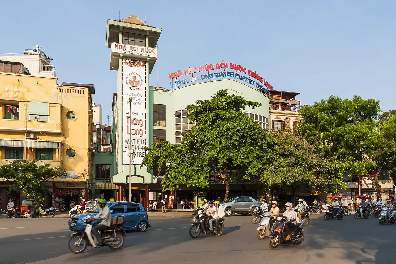 ด้านหน้าโรงละครหุ่นกระบอกน้ำทังลองและป้ายอาคารริมถนนในฮานอย
