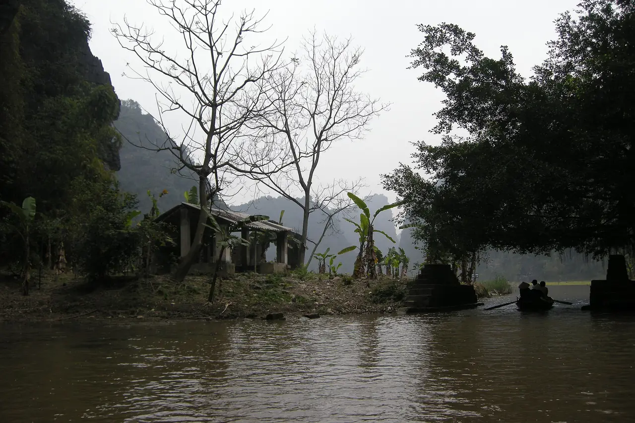 ลำน้ำและภูเขาหินปูนที่ตรังอัน นิญบิ่งห์ ทริปวันเดียวจากฮานอย