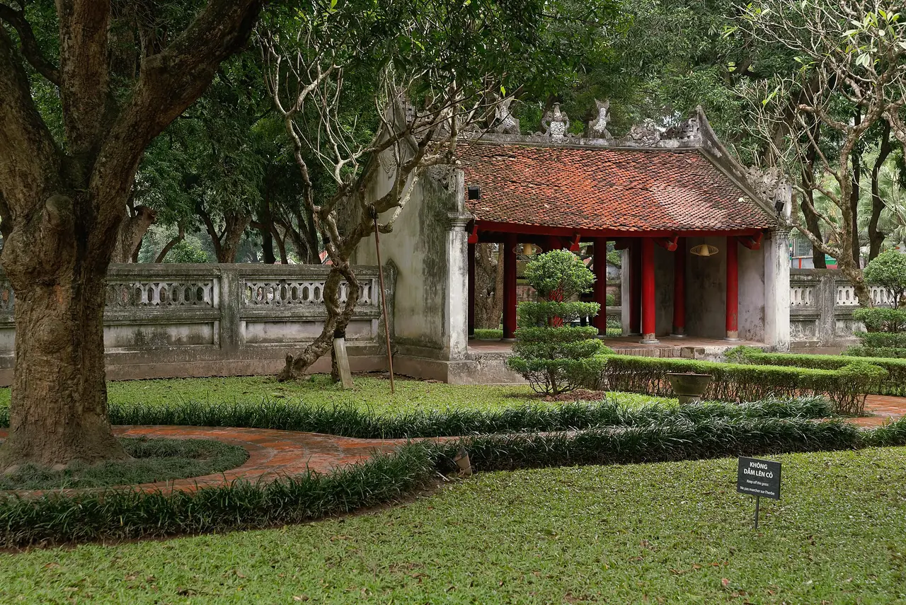 ลานและอาคารไม้สีแดงในวัดวรรณกรรม ฮานอย