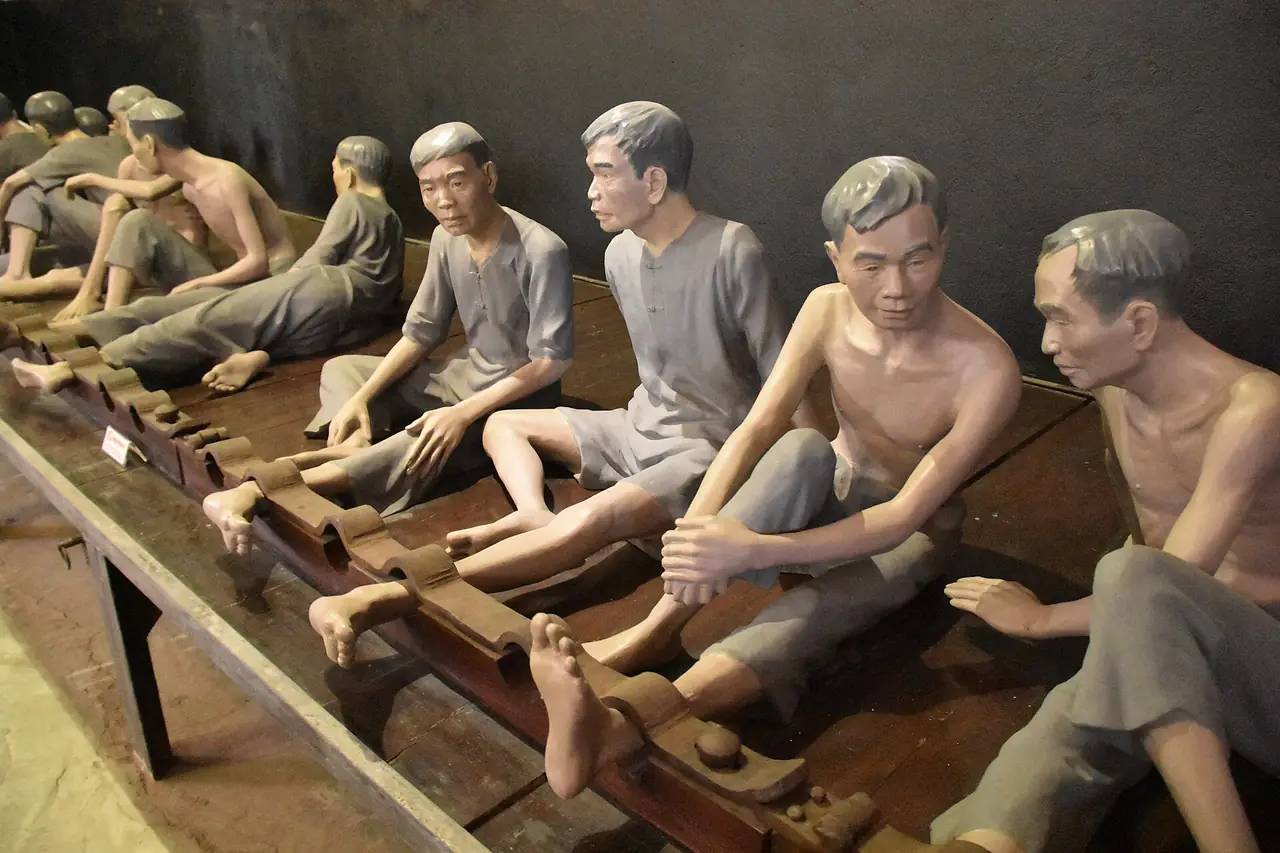 หุ่นจำลองนักโทษถูกล่ามตรวนในห้องจัดแสดง
