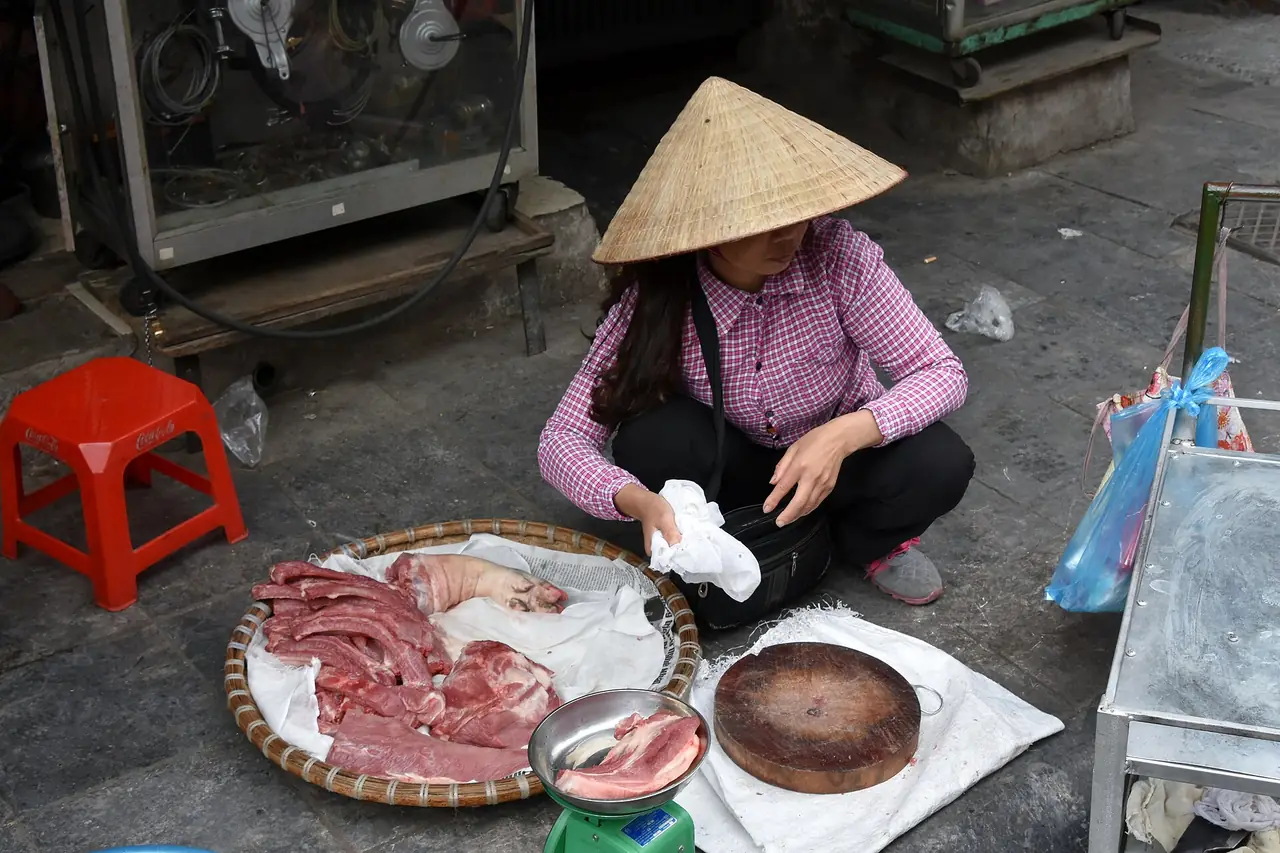 แม่ค้าขายของริมถนนในย่านเมืองเก่าฮานอย