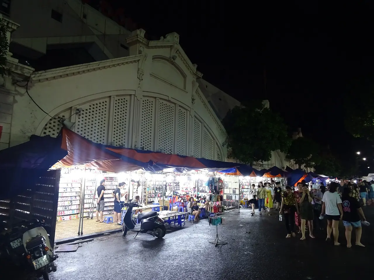 ตลาดกลางคืนสุดสัปดาห์ข้างตลาดด่งซวน