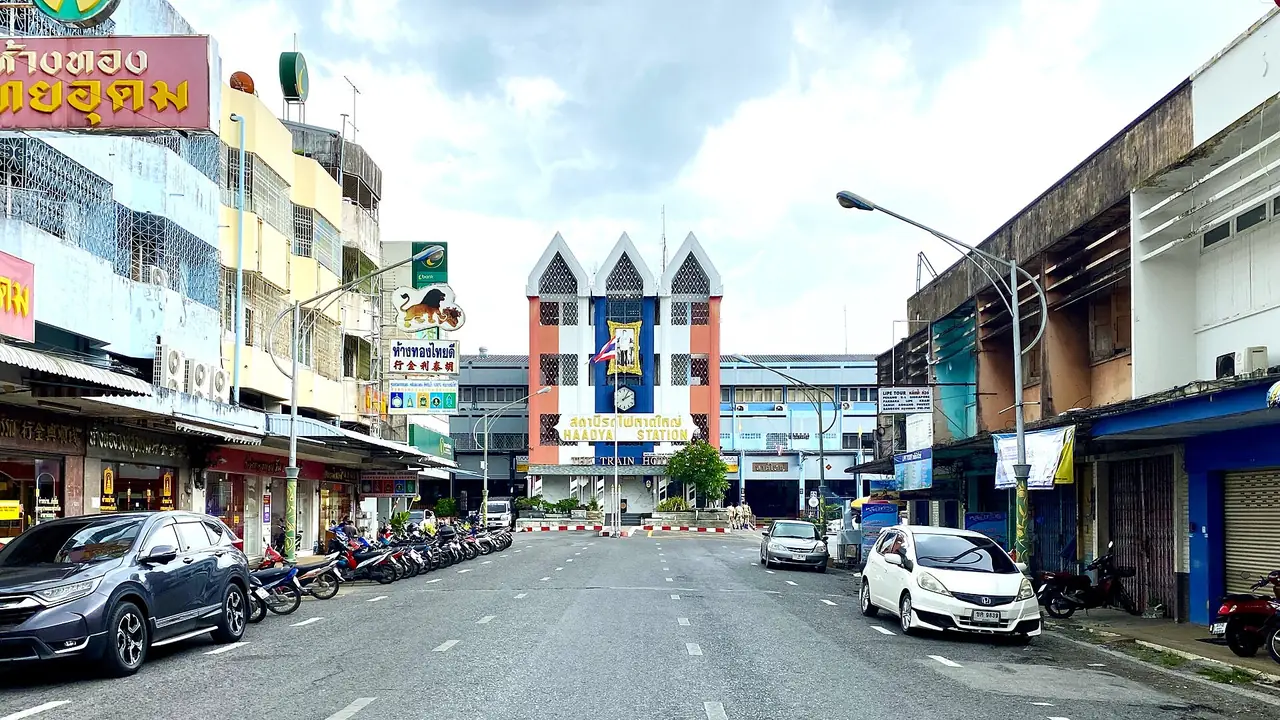 Thamnoonvithi Road in front of Hat Yai Junction railway station