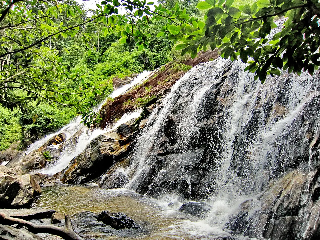 น้ำตกในเขตรักษาพันธุ์สัตว์ป่าโตนงาช้าง ภาพของผู้ใช้ ::::=UT=:::: จาก Wikimedia Commons (CC BY-SA 3.0) ผู้ถ่ายไม่ระบุว่าเป็นชั้นไหน