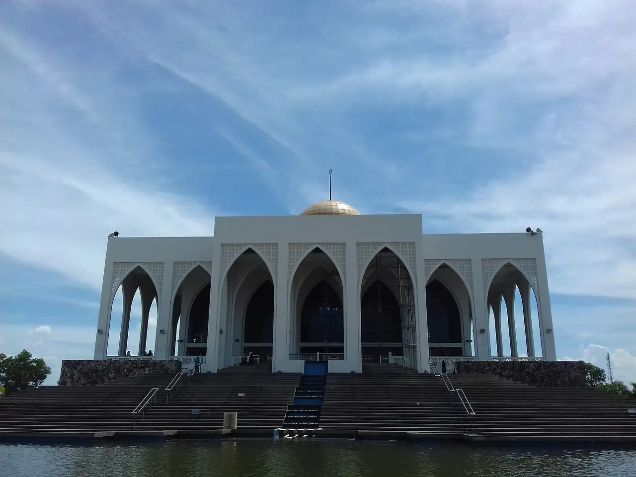 มัสยิดกลางสงขลา หน้ามัสยิดมองจากด้านหน้า ภาพของ 26 Ramadan จาก Wikimedia Commons (CC BY-SA 4.0)