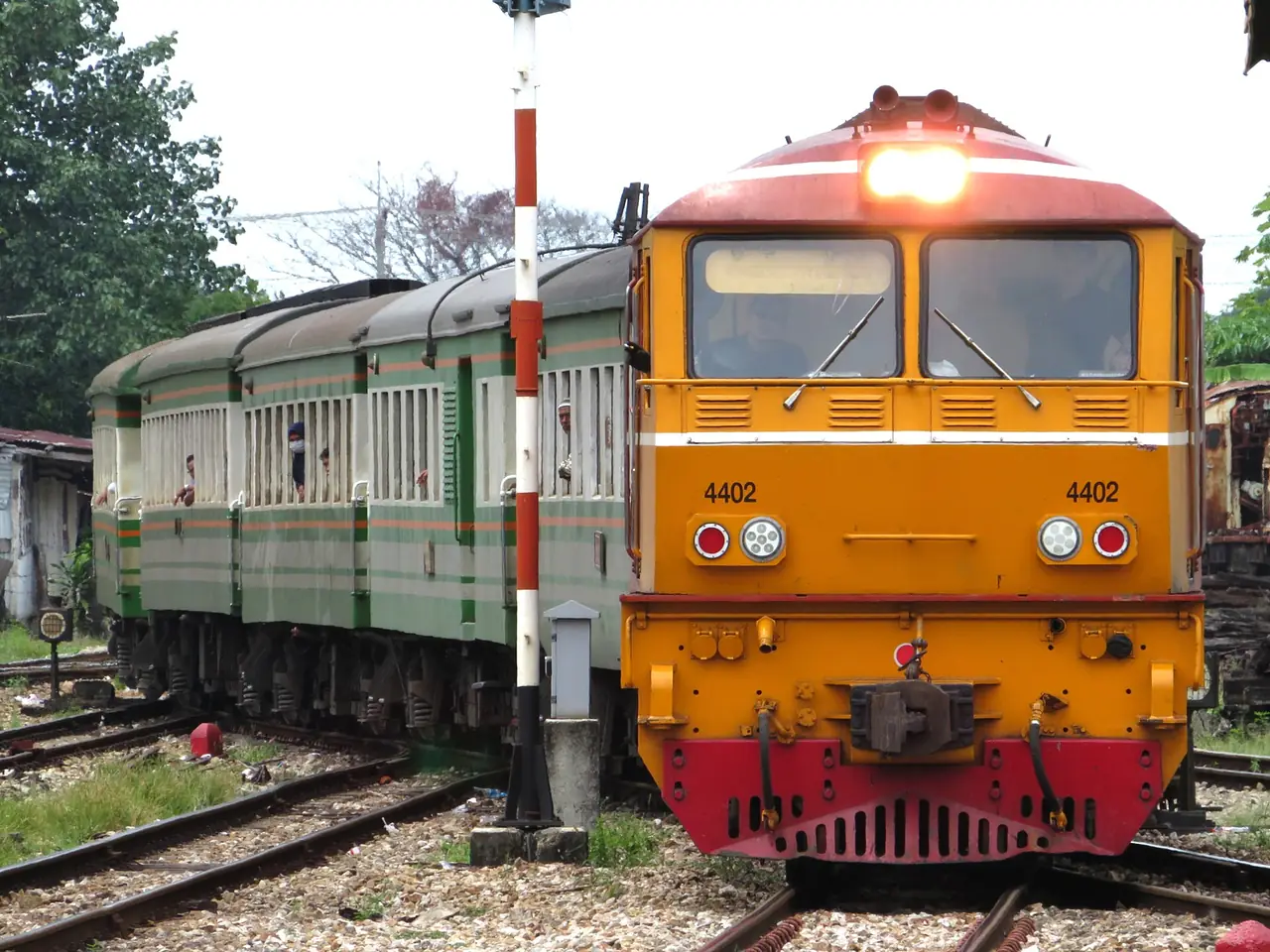 หัวรถจักรดีเซลไฟฟ้าของการรถไฟแห่งประเทศไทยที่สถานีชุมทางหาดใหญ่