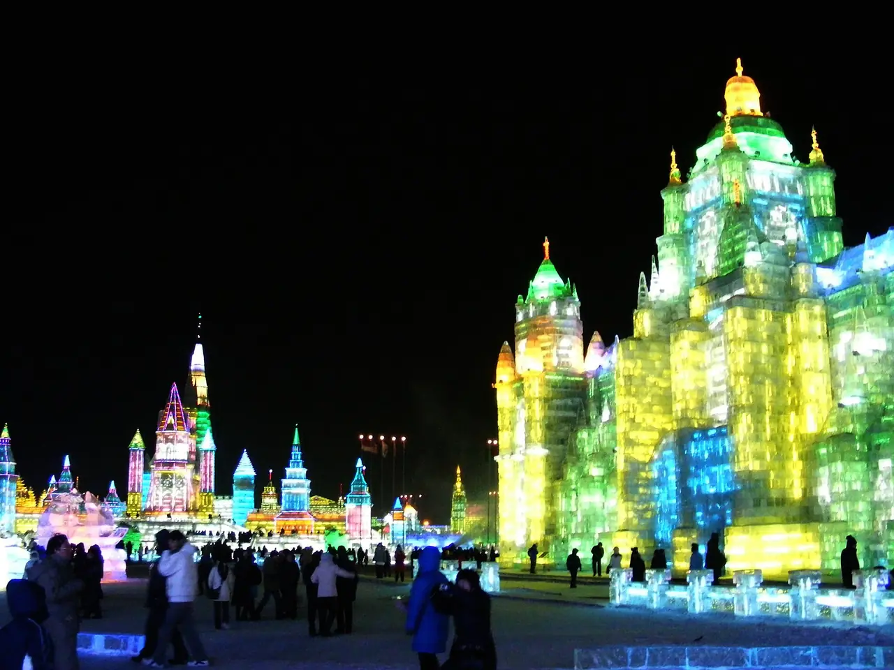 อาคารน้ำแข็งสีเหลืองสูงเด่นกลางงาน (ภาพจากเทศกาลในปีก่อน ๆ) ภาพถ่ายโดย Rincewind42 from China