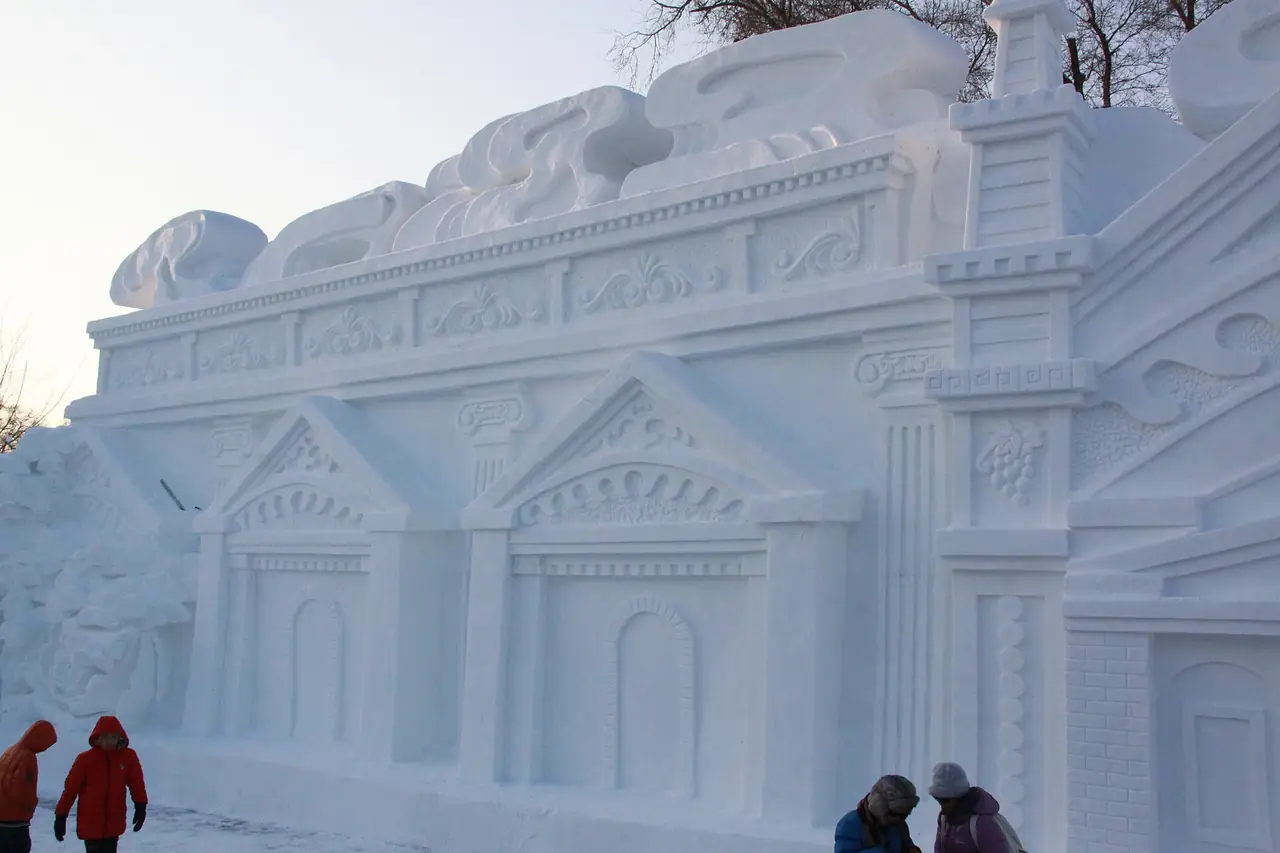 ประติมากรรมหิมะในงานที่เกาะสุริยา (ภาพจากปี 2554) ภาพถ่ายโดย Caliva