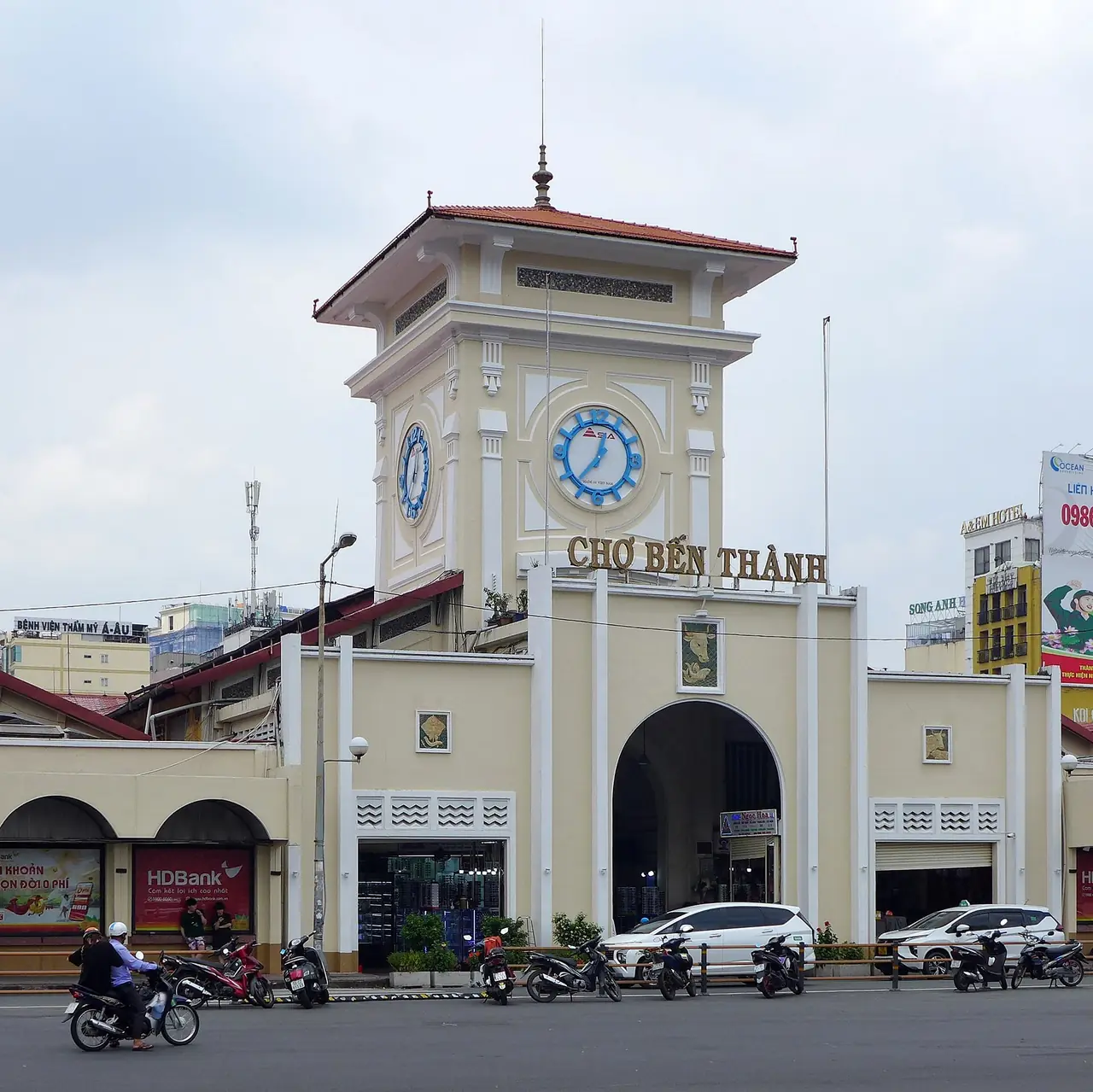 หอนาฬิกาด้านหน้าตลาดเบนถั่น ตลาดใหญ่กลางเขต 1