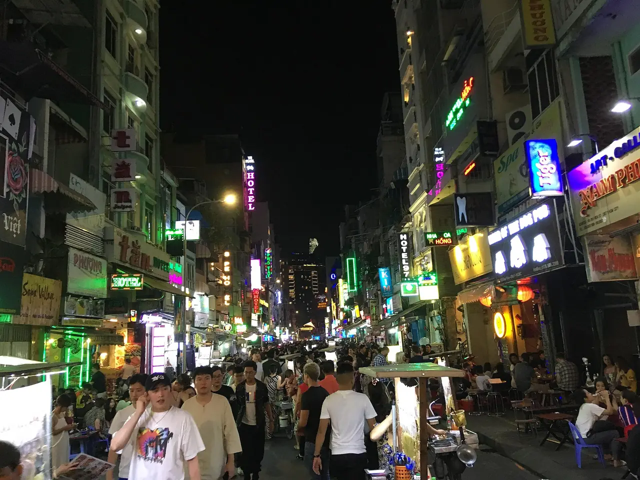 ถนนคนเดินบุยเวียนยามค่ำ ย่านที่คึกคักและเสียงดังจนดึก
