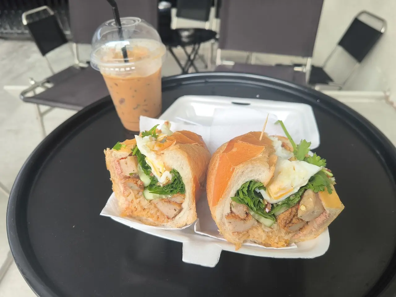 ขนมปังเวียดนามกับกาแฟเย็นในไซง่อน