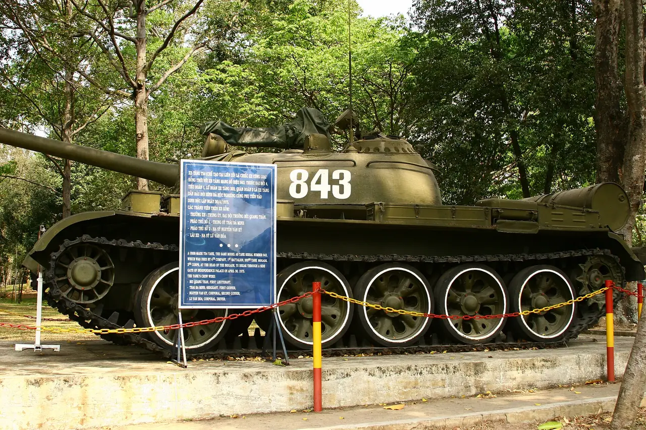 รถถังหมายเลข 843 ที่จัดแสดงหน้าทำเนียบ (Wikivoyage ระบุว่าเป็นรถจำลองของรถถังในเหตุการณ์ 30 เม.ย. 2518)