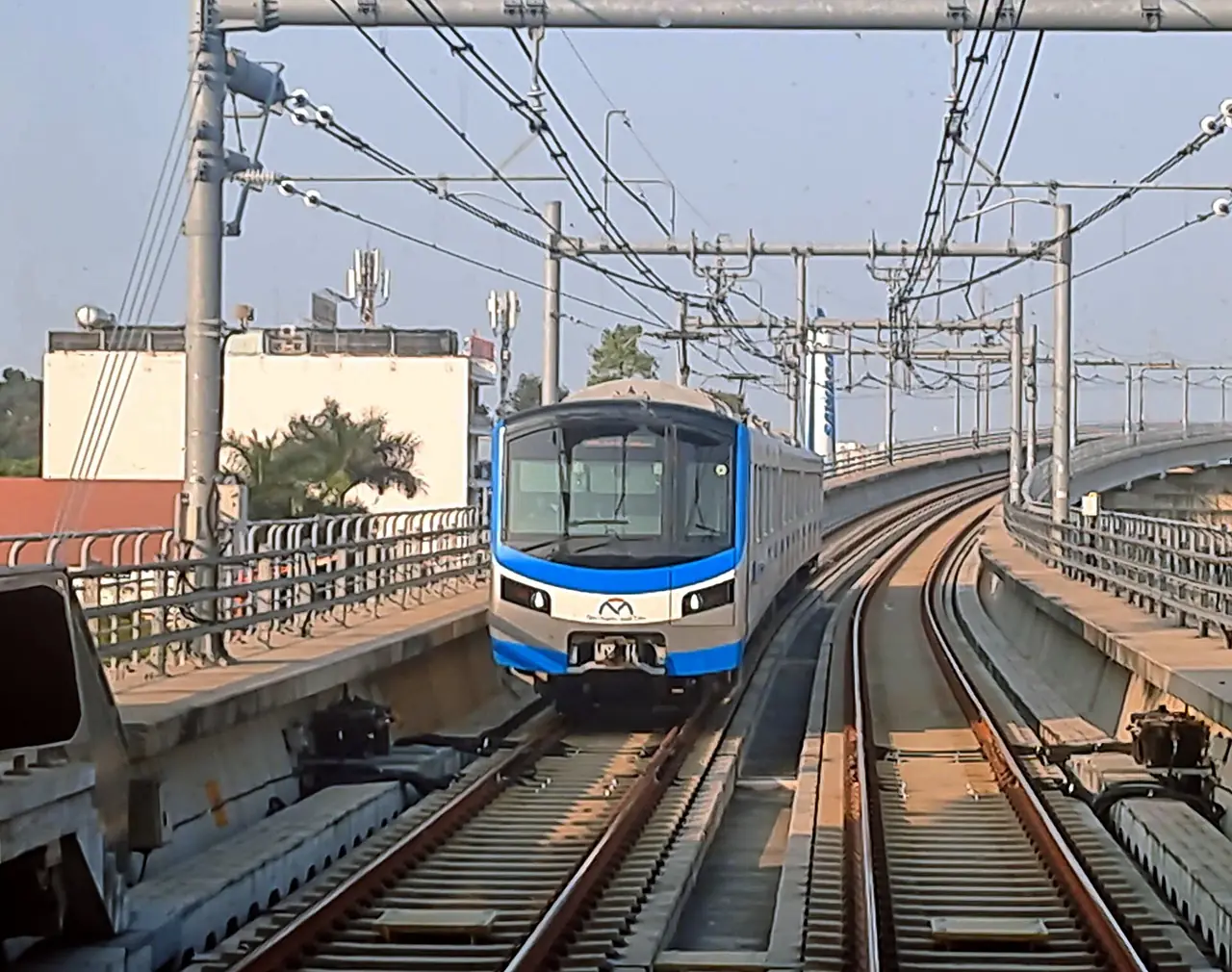 รถไฟฟ้าสาย 1 เบนถั่น-ซุยเตียน ที่สถานีราชเจียก ภาพถ่ายเดือนมกราคม 2568
