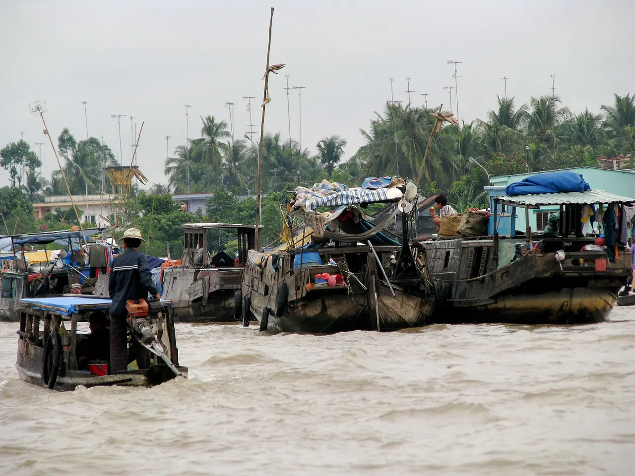 เรือในตลาดน้ำไกเบ (Cai Be) ในเมกองเดลต้า ภาพบรรยากาศ ไม่ใช่โปรแกรมของทัวร์ใดโดยเฉพาะ