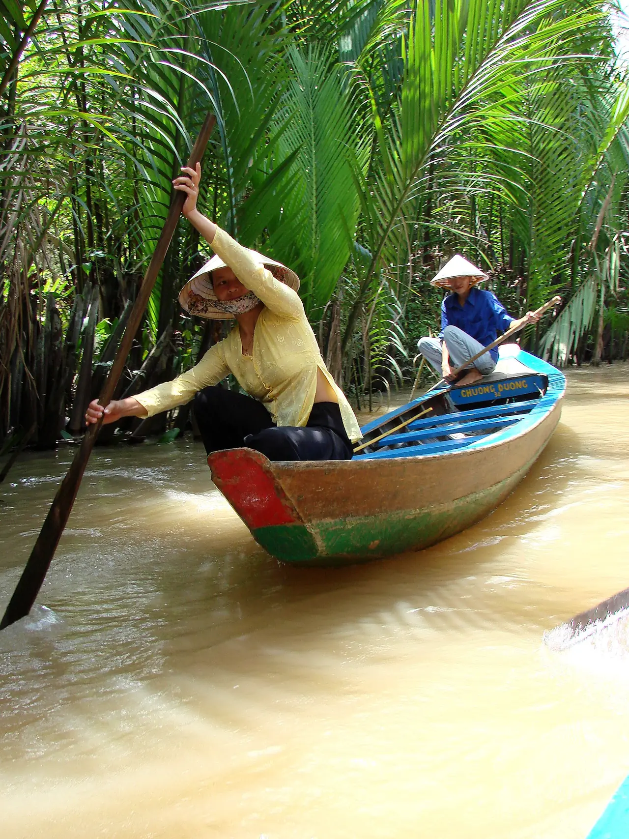 แม่พายเรือเล็กในคลองใกล้หมีทอ ภาพบรรยากาศการล่องเรือแซมปัน