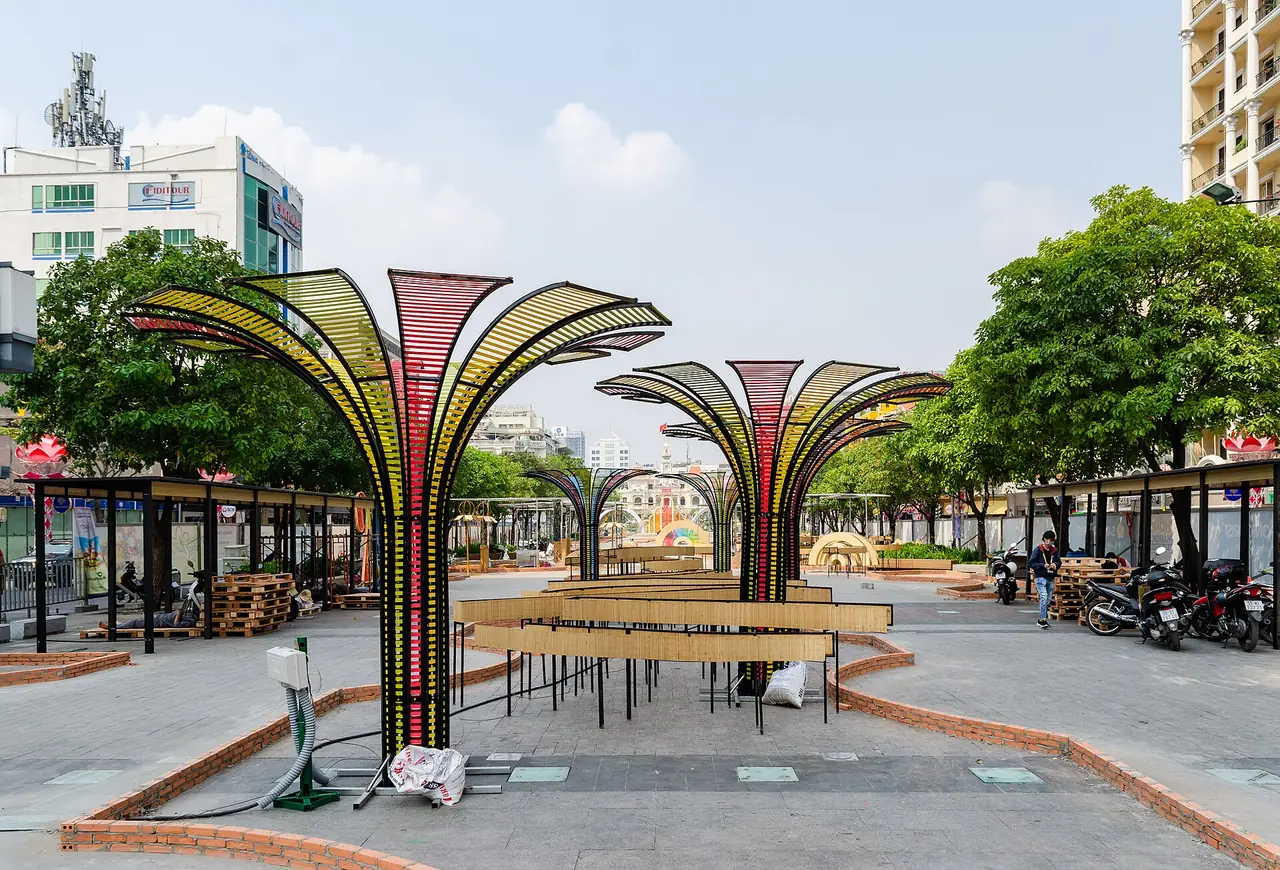 ถนนคนเดินเหงียนเฮวในช่วงกลางวัน มีประติมากรรมและที่นั่งริมถนน