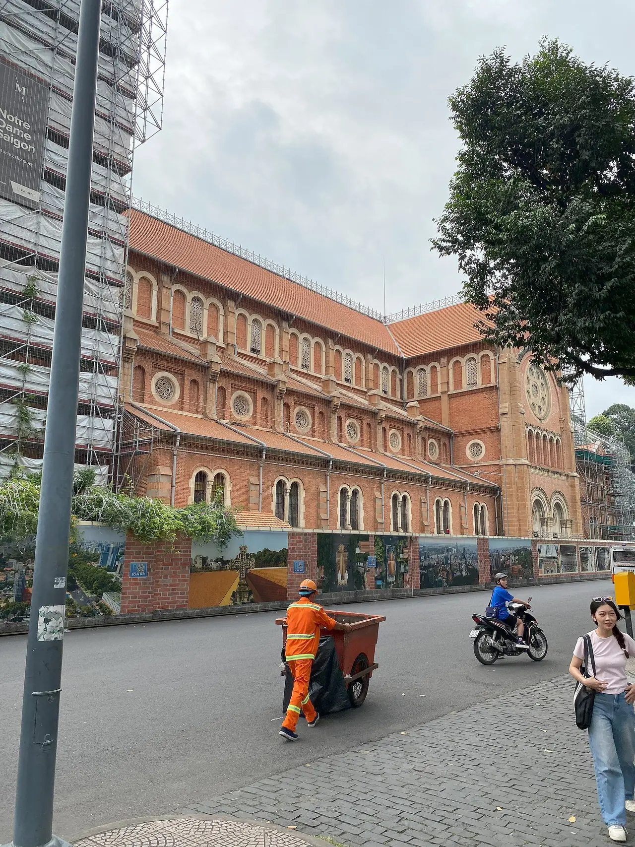ด้านข้างมหาวิหารนอเทรอดามไซง่อนในภาพถ่ายปี 2024 ช่วงที่ยังอยู่ระหว่างบูรณะ