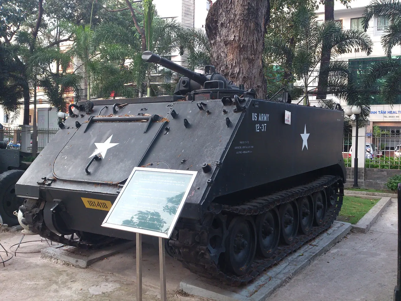 รถหุ้มเกราะติดพ่นไฟ M132 ที่จัดแสดงกลางแจ้ง