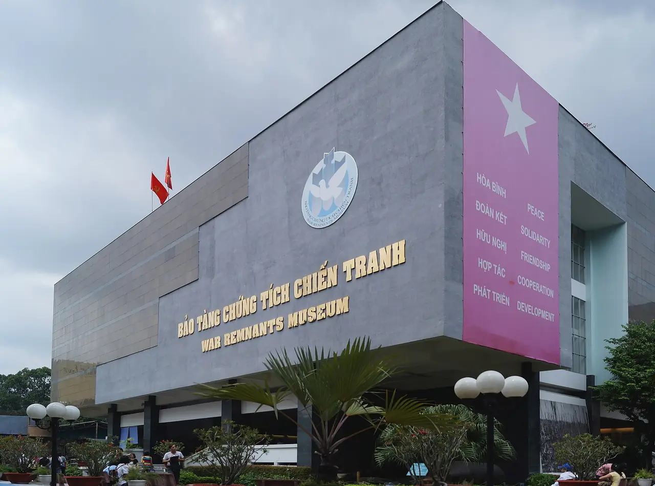ด้านหน้าพิพิธภัณฑ์ร่องรอยสงครามที่ถนนโหวันตัน