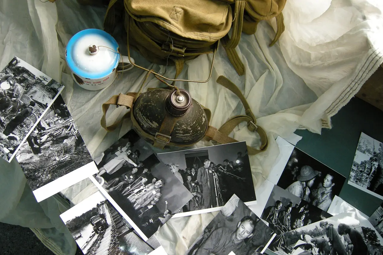 ภาพถ่ายและข้าวของสมัยสงครามที่นำมาจัดแสดง ภาพนี้เป็นภาพประกอบเท่านั้น