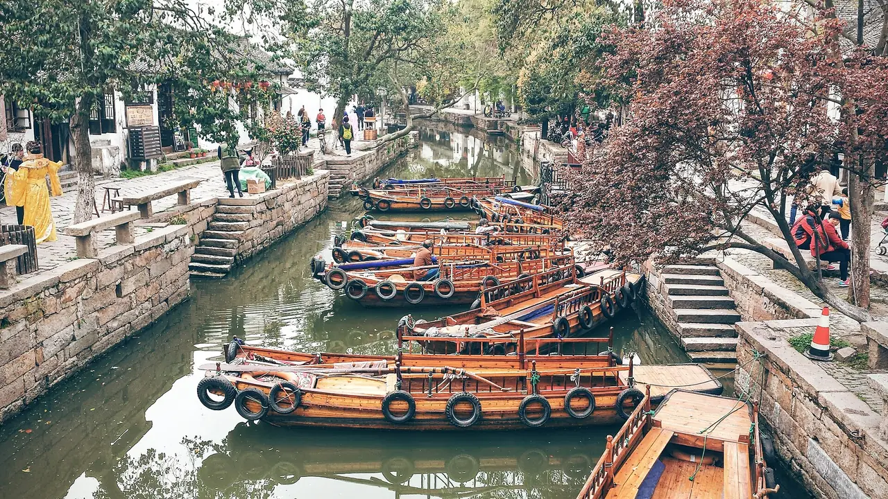 คลองและเรือไม้ในเมืองน้ำถงหลี่ ภาพ CC BY-SA 4.0