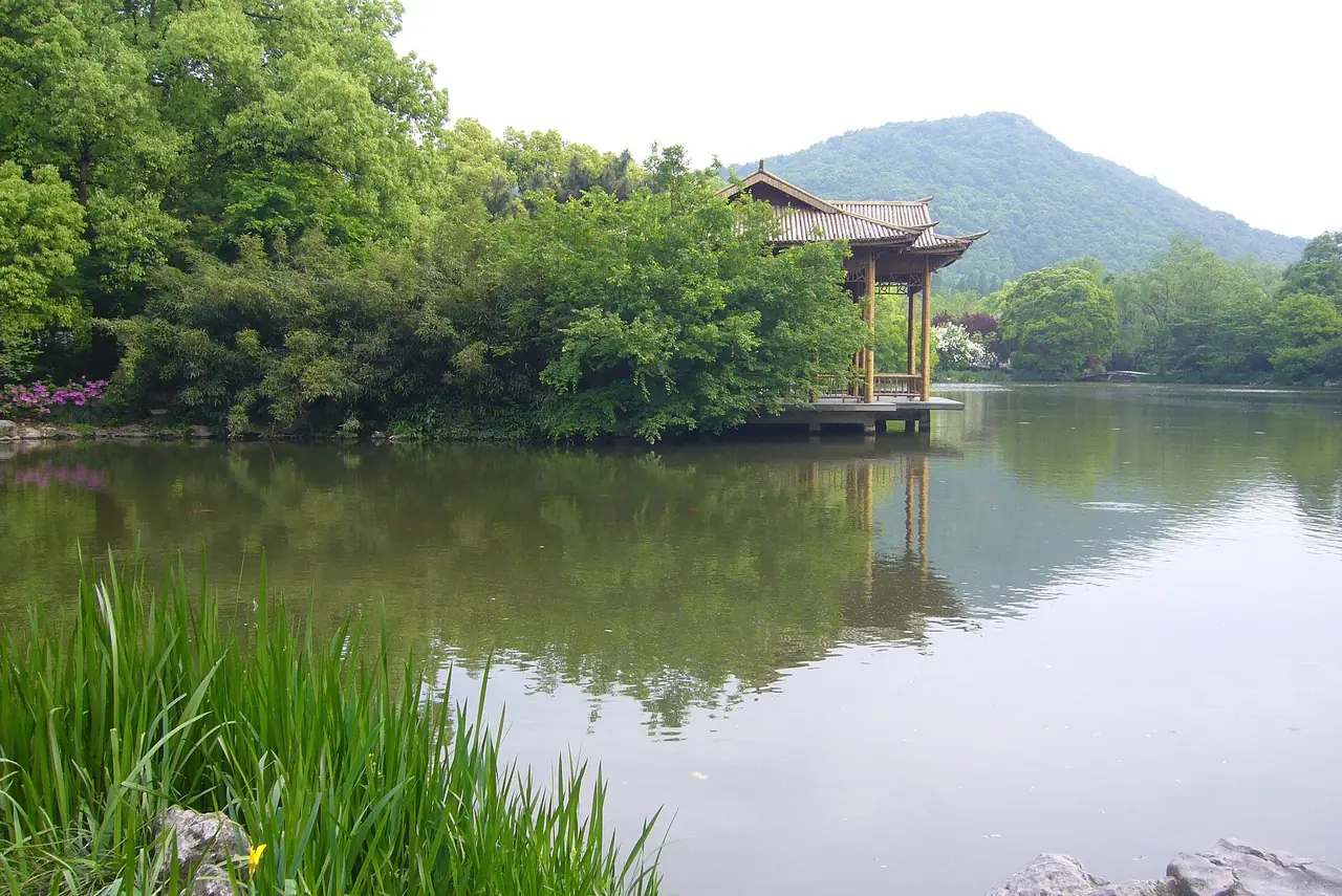 ศาลาริมน้ำในอุทยานชุ่มน้ำซีซี ภาพ CC BY-SA 3.0