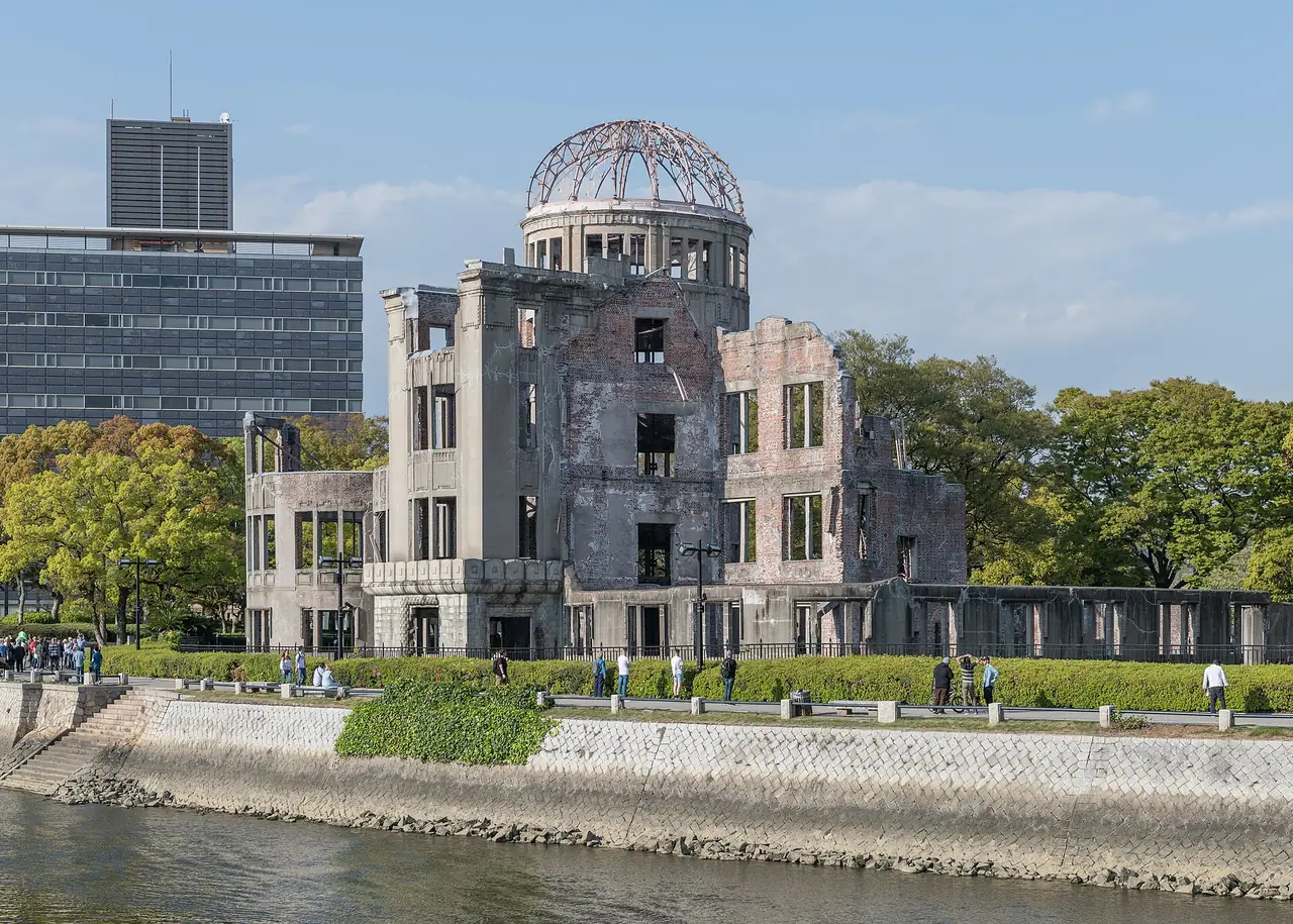 โดมระเบิดปรมาณู (Genbaku Dome) ริมแม่น้ำโมโตยาสุ ฝั่งตรงข้ามสวนอนุสรณ์สันติภาพ