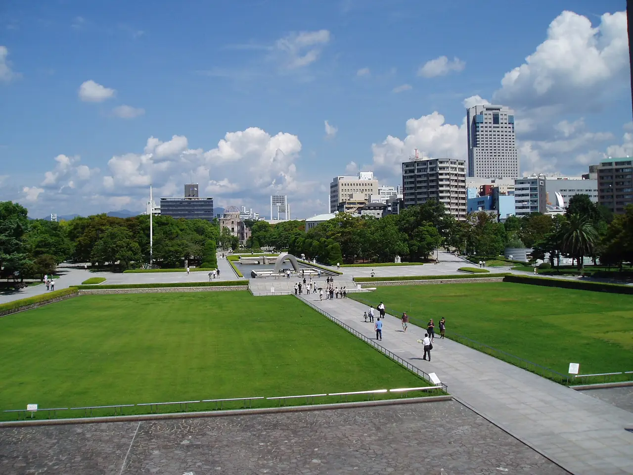 สนามหญ้าในสวนอนุสรณ์สันติภาพที่อยู่ติดพิพิธภัณฑ์ ภาพบรรยากาศสวน