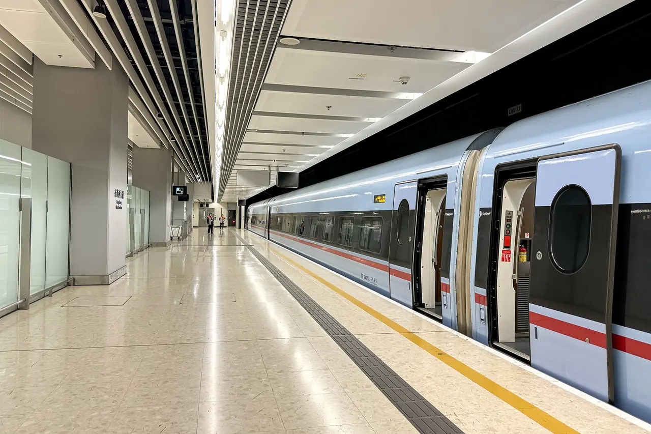 ขบวนรถไฟความเร็วสูงที่ชานชาลาสถานีเวสต์เกาลูน ฮ่องกง ภาพถ่ายโดย Windmemories