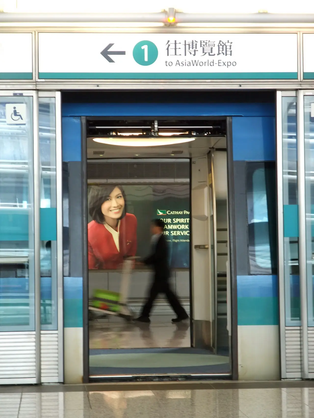 ขบวน Airport Express เปิดประตูที่สถานีสนามบิน ภาพเป็นบรรยากาศของสถานี ไม่ใช่ขบวนที่ระบุ