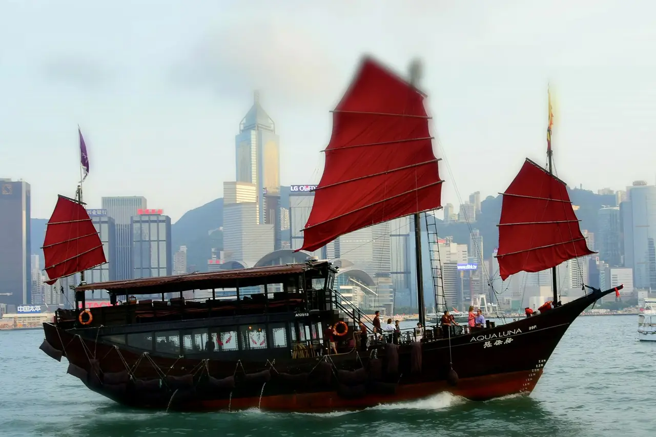 เรือท่องเที่ยวแบบจำลองเรือสำเภา Aqua Luna ในอ่าววิกตอเรีย ภาพนี้ใช้เป็นบรรยากาศ เราไม่ได้ตรวจราคาของผู้ให้บริการนี้